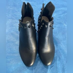 Black "comfort brand size 8W